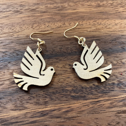 小さく軽い、木のピアス 「鳩」ハンドメイドウッドピアス ピアス 