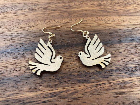 小さく軽い、木のピアス 「鳩」ハンドメイドウッドピアス ピアス