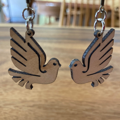 小さく軽い、木のピアス 「鳩」ハンドメイドウッドピアス ピアス 