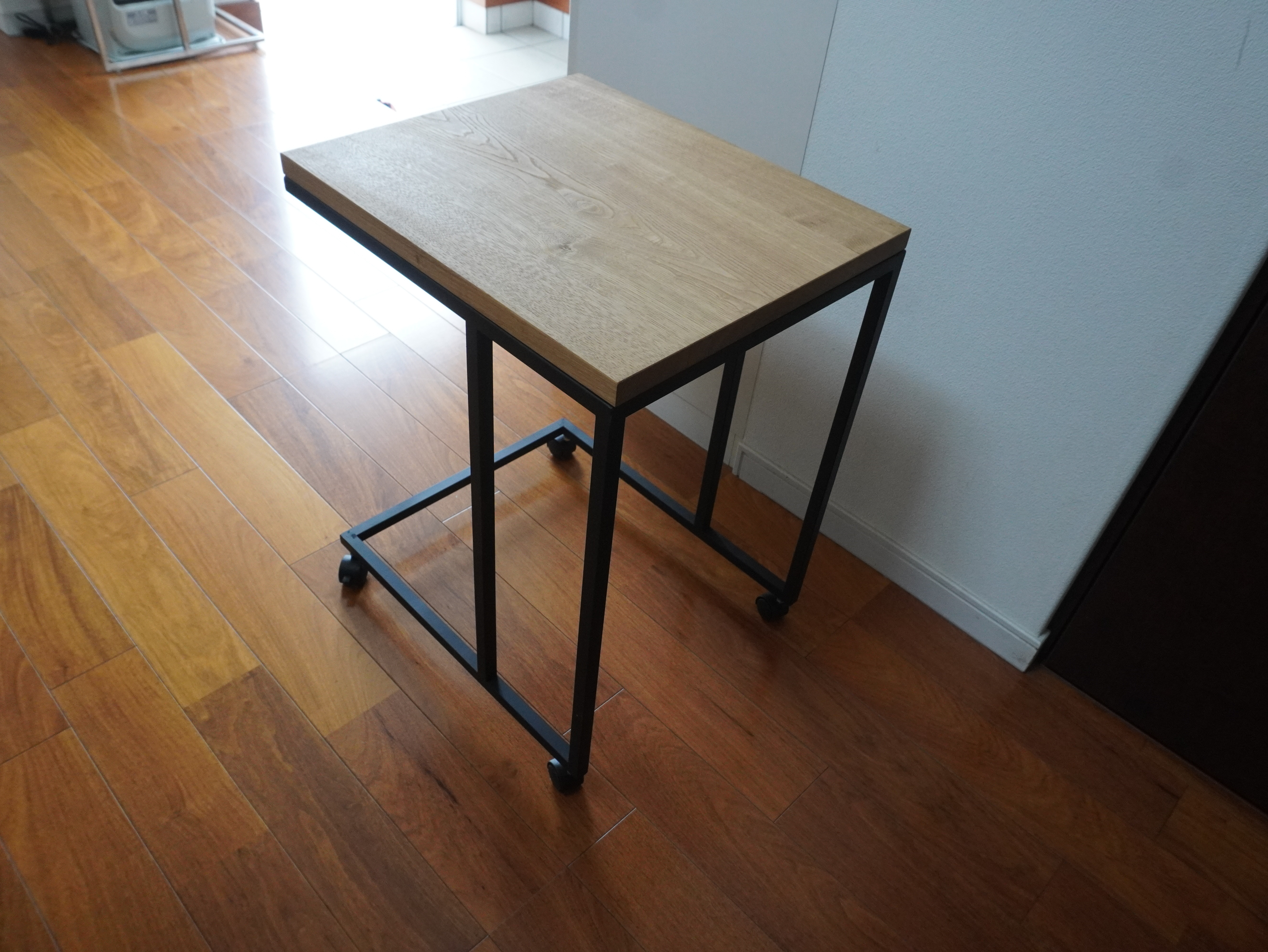 栗の無垢材のサイドテーブル