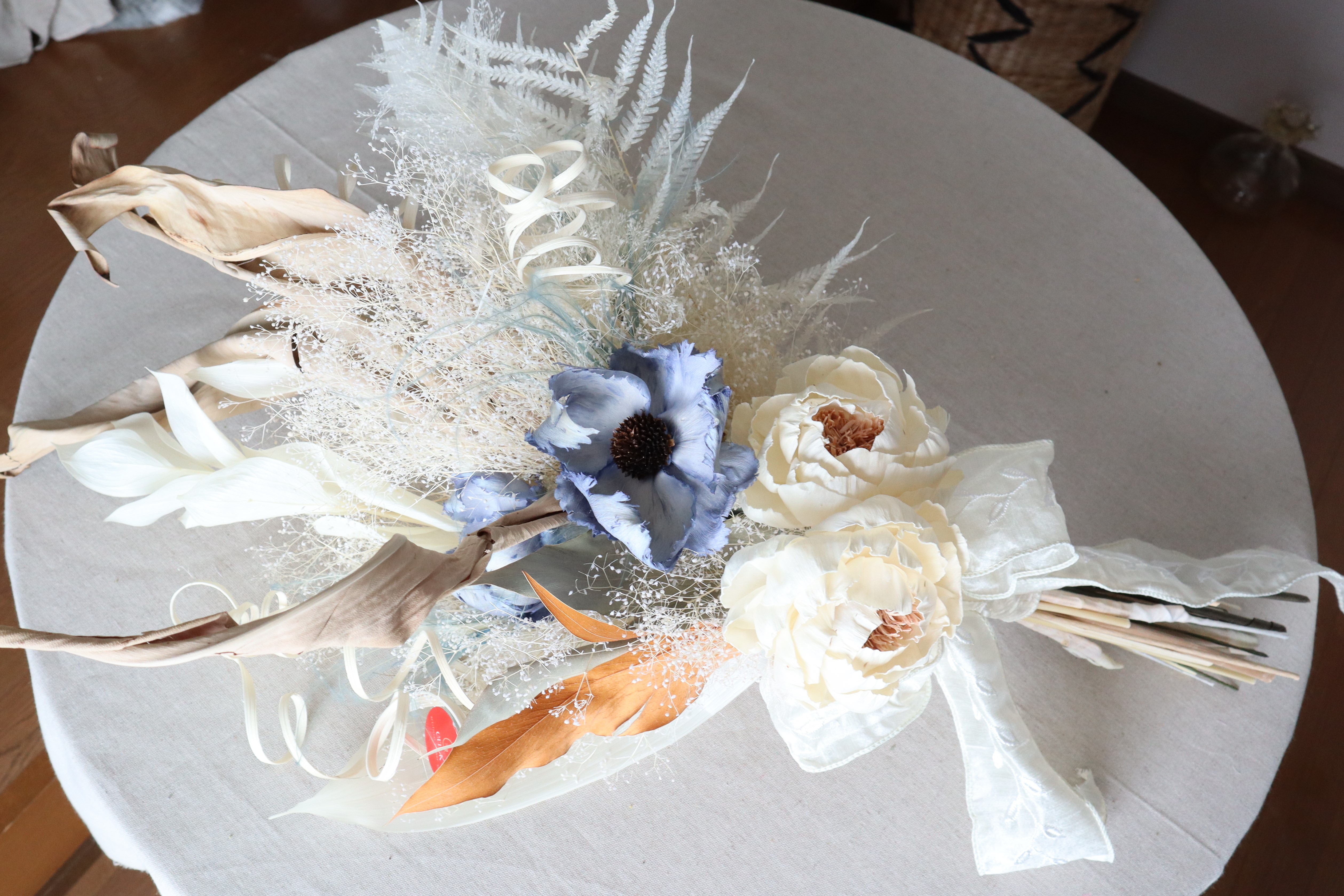 値下げ　ホワイトブーケ　ロング　送料込み　ドライフラワー　ウエディングドレス　（No,205-105）