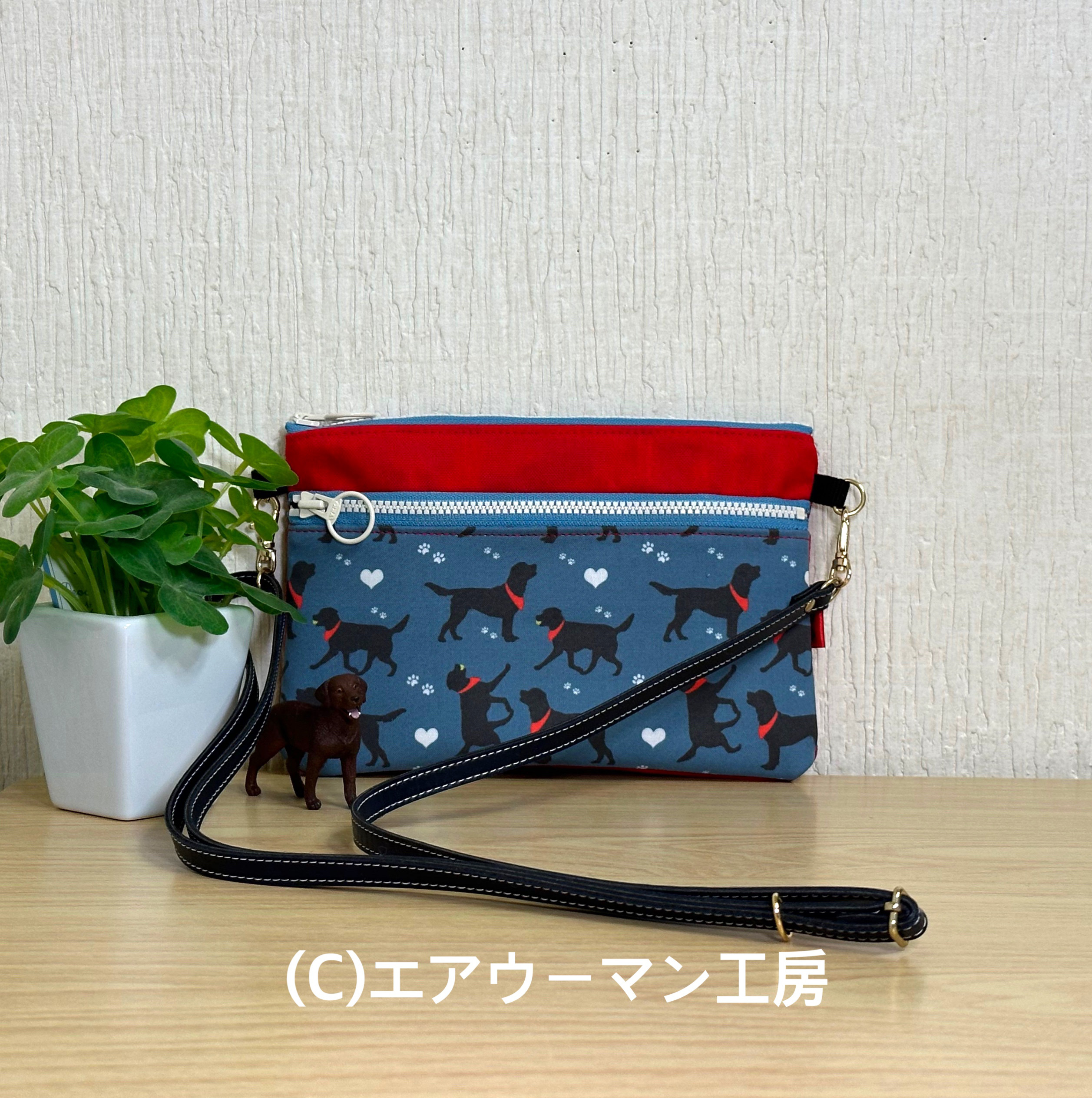 ラブラドールレトリバーの輸入生地と赤い１１号帆布で作った入れ口ファスナーの横長スマホポシェット