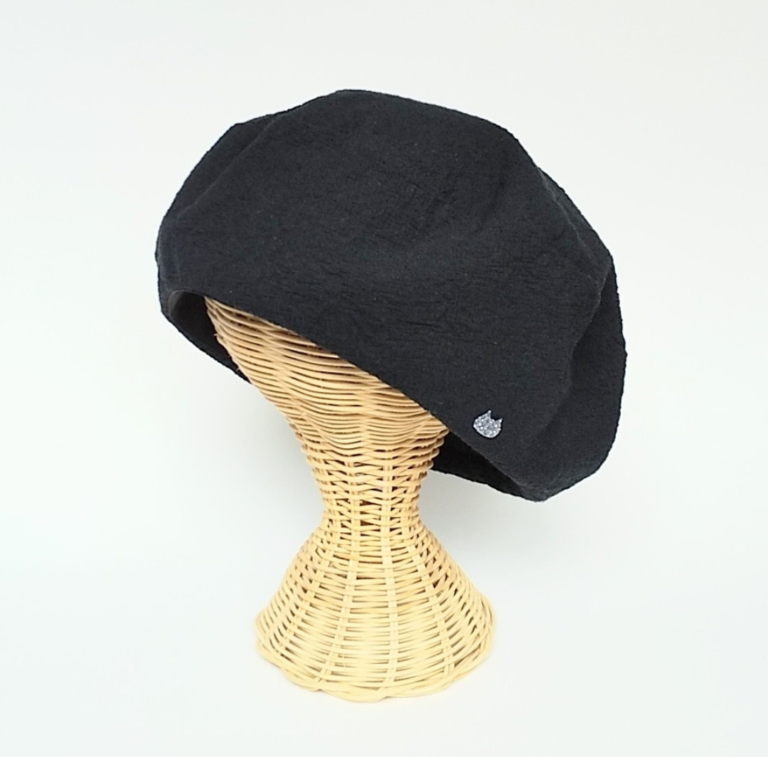 猫がキラリ　シルバーワンポイントベレー帽　黒コットンリネン　シンプル　紫外線対策　プレゼント　オーダーメイド　春夏秋冬