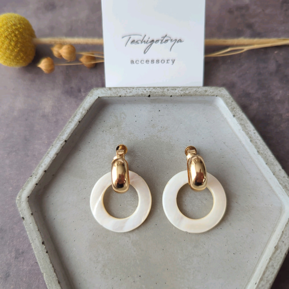 シェル サークル × メタル イヤリング 1枚目の画像