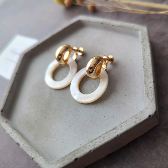 シェル サークル × メタル イヤリング 6枚目の画像