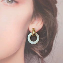 シェル サークル × メタル イヤリング 2枚目の画像