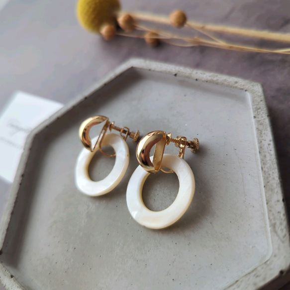 シェル サークル × メタル イヤリング 5枚目の画像