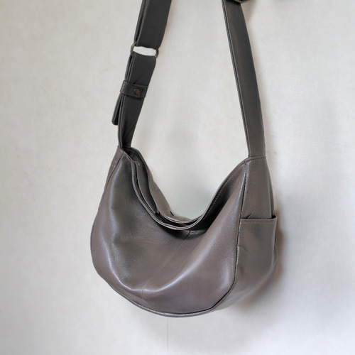 Creema限定日本製】しっとり柔らか牛革ムーンショルダーバッグ