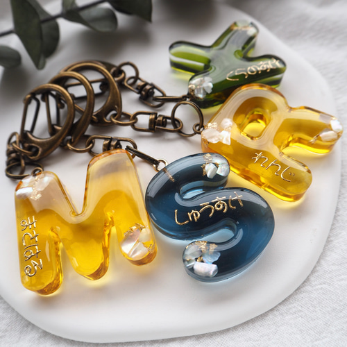 crash shell】名入れ レジン キーホルダー プチギフト お揃い ペア 席