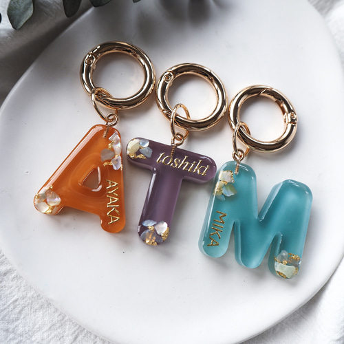 ୨୧⑅*様おまとめ。レジン キーホルダー crash shell】名入れ レジン キーホルダー プチギフト お揃い ペア 席