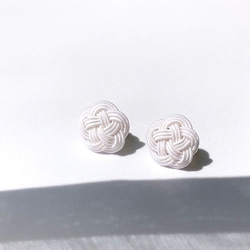 白い花 ピアス/イヤリング　洋服にも◎着物や浴衣、和風で和服・和装にぴったり 1枚目の画像