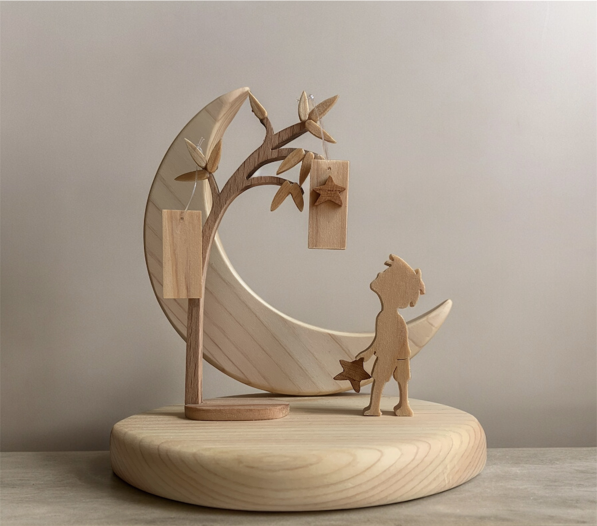 木製　月飾りオブジェ　７月　七夕　星を見上げる男の子～七夕飾り　笹飾り　短冊　インテリア　置物～