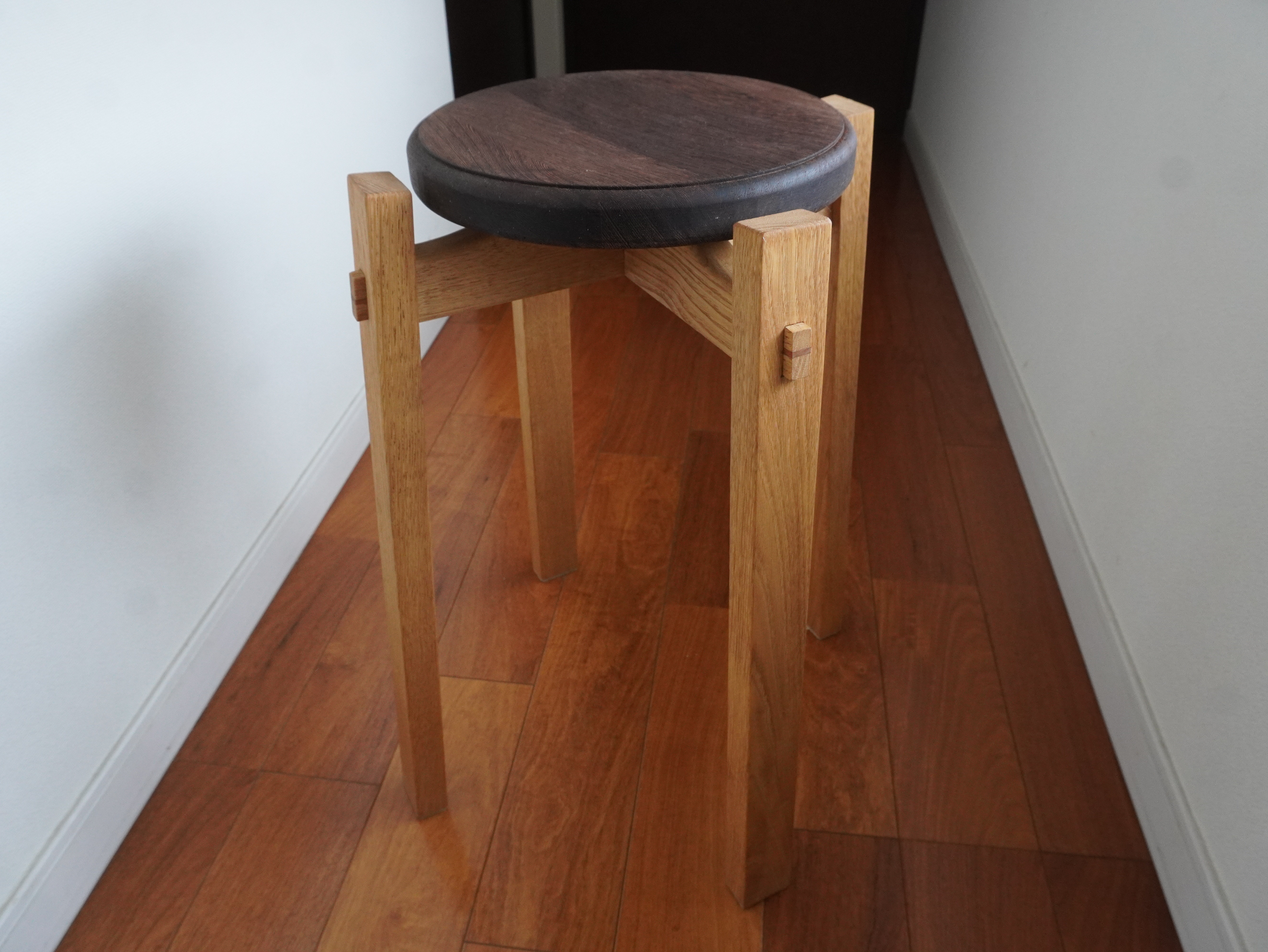 ウエンジとクリのスタッキングスツール