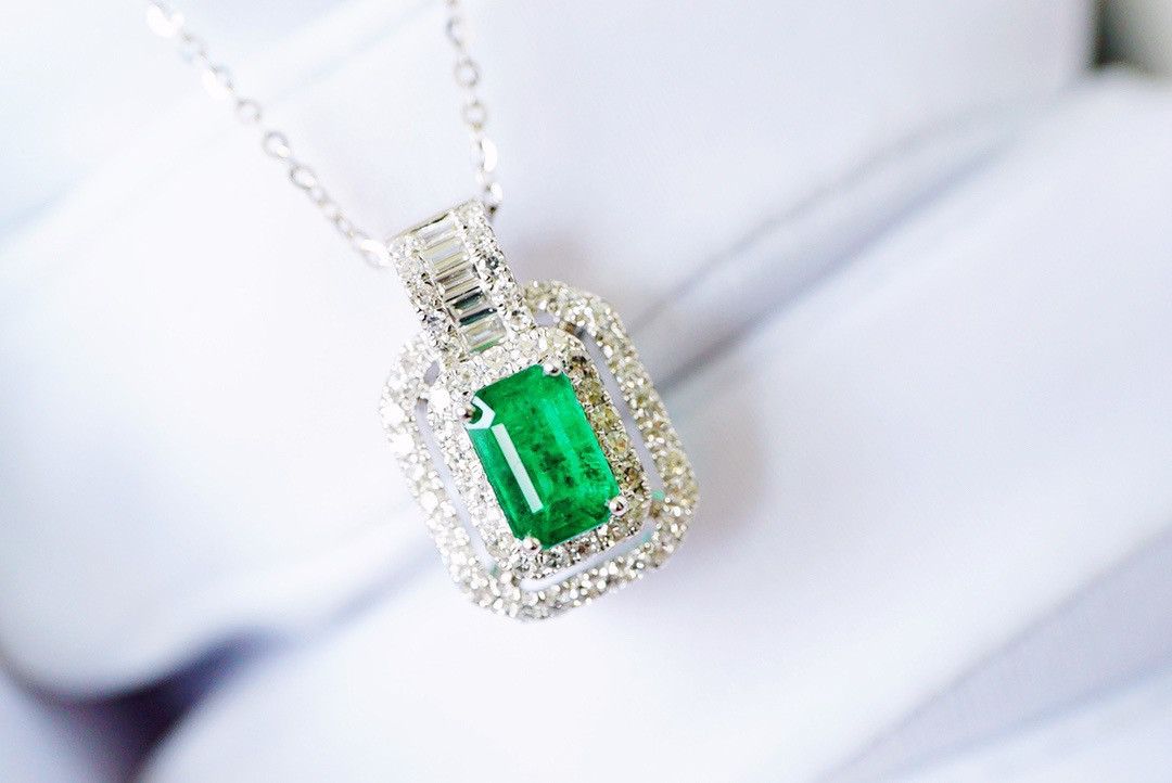 「愛の成就」K18 天然エメラルド　ダイヤモンド　春　並び無い　高貴　5月誕生石　夫婦愛　安定　ペンダントのみ