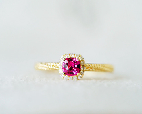 大特価★K18YG天然ルビー麗しのうるうる艶々高貴な王妃様リング 大特価☆K18YG天然ルビー麗しのうるうる艶々高貴な王妃様リング