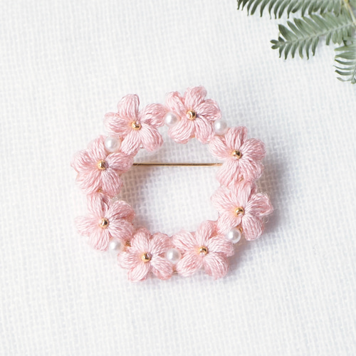 刺繍糸ブローチ】ぷっくり小花とパールのリースブローチ・ピンク 刺繍糸ブローチ】ぷっくり小花とパールのリースブローチ・ピンク