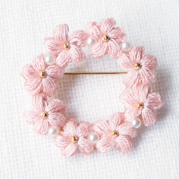 刺繍糸ブローチ】ぷっくり小花とパールのリースブローチ・ピンク