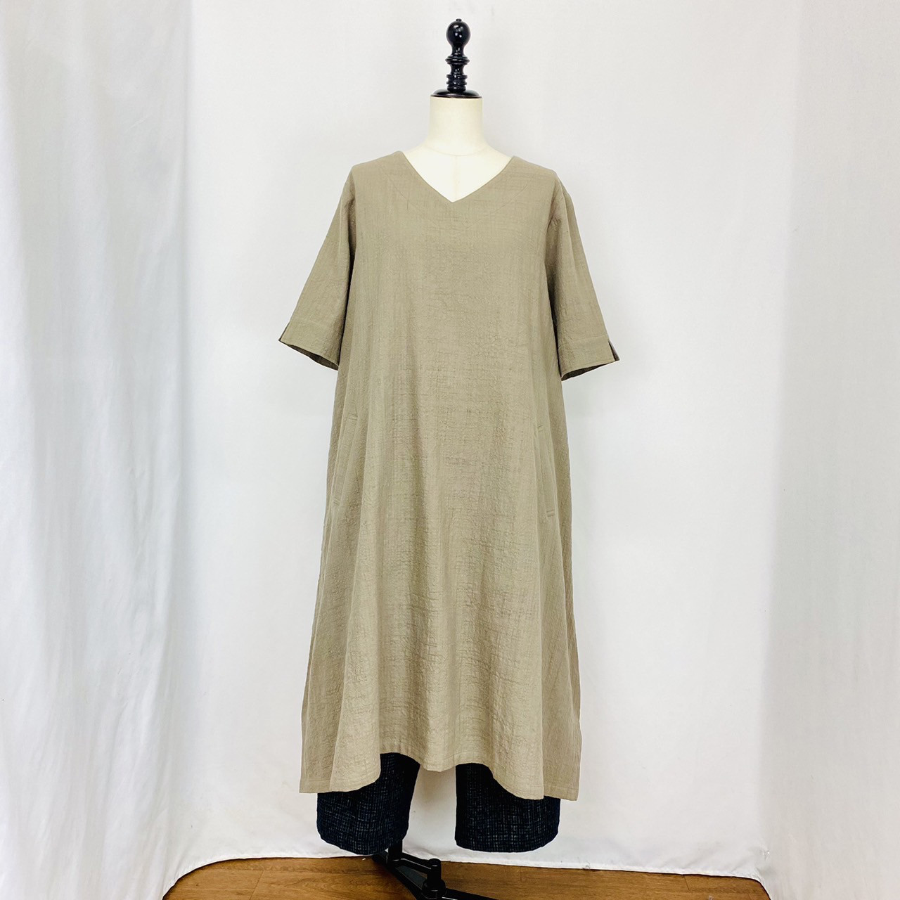 【遠州織物】Vネック 台形ワンピース グレー系 スリット 半袖 オーガニックコットン 17,666円