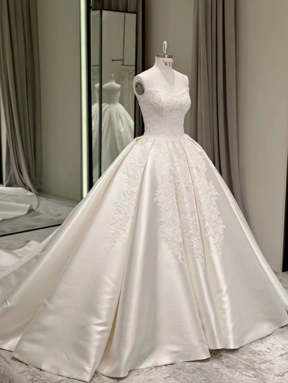 送料無料！ウエディングドレス 美しい花レース 光沢感 ベアトップ A