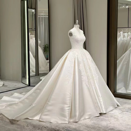 送料無料！ウエディングドレス 美しい花レース 光沢感 ベアトップ A