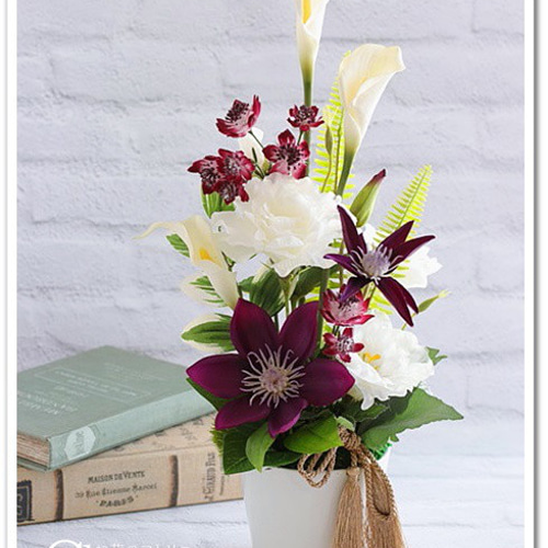 お供え花】カラーとクレマチスでスッキリと、インテリアフラワーとして