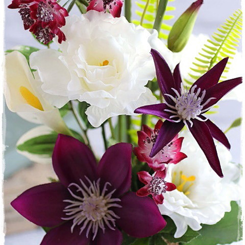 お供え花】カラーとクレマチスでスッキリと、インテリアフラワーとして