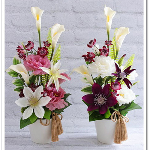 お供え花】カラーとクレマチスでスッキリと、インテリアフラワーとして