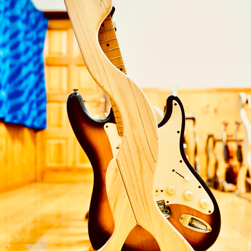 24時間以内に発送】手作り木工 木製ギタースタンド （ニス仕上げ  