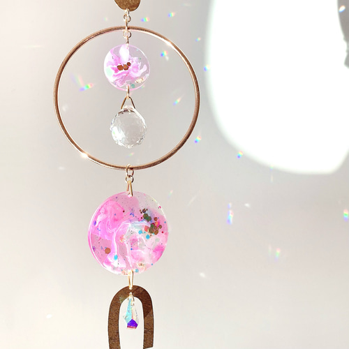 ピンクカラーレジンとクリスタルボールのサンキャッチャー “Copenhagen