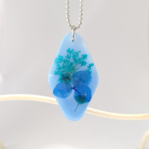 【N.574】ハンドメイド　キーチェーン 紫陽花　レースフラワー　青 N.574】ハンドメイドキーチェーン 紫陽花レースフラワー青