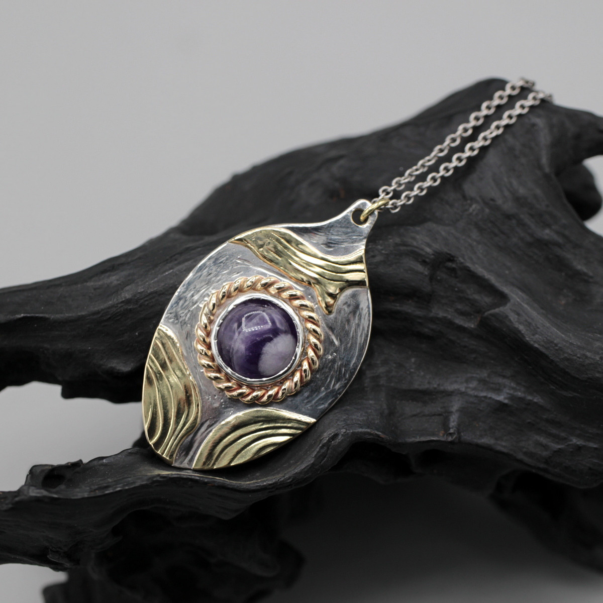 アメジストのペンダント｜シルバー｜真鍮｜ネックレスチェーン付｜天然石｜誕生石｜2月｜一点もの｜天の川｜非具象｜ツイスト