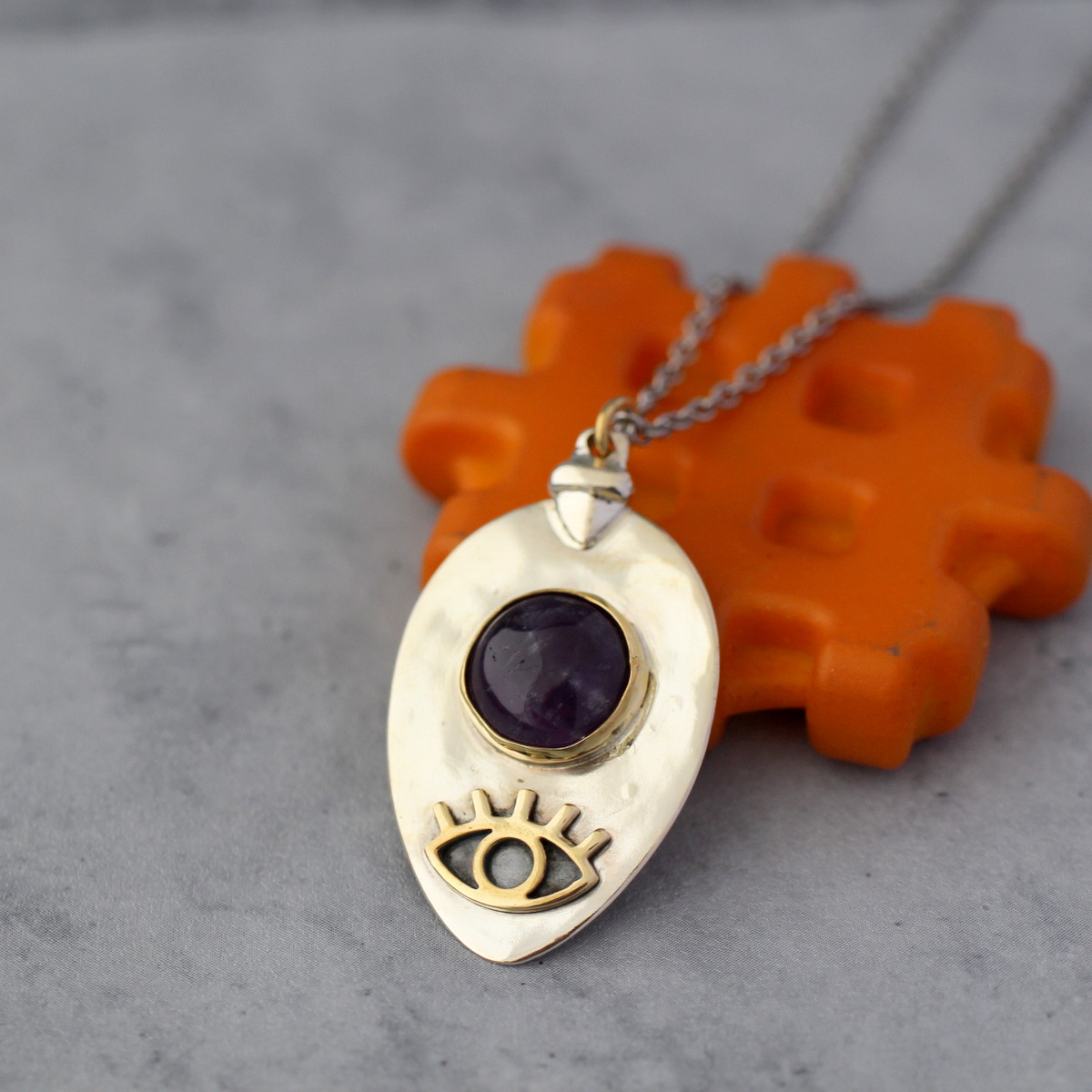 アメジストのペンダント｜シルバー｜真鍮｜ネックレスチェーン付｜天然石｜誕生石｜2月｜一点もの｜ミステリ｜不思議｜ホラー｜