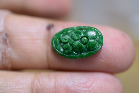 RS7-05 手彫り 花型 ミャンマー産 黄緑 本翡翠 ルース 裸石 硬玉