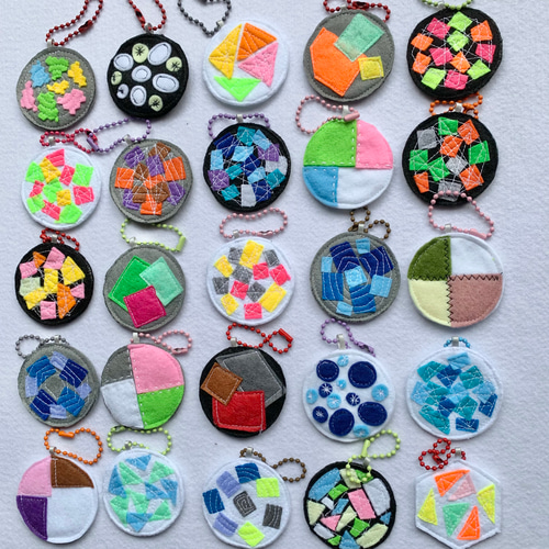 カラフル パッチンピン フェルト ビーズ刺繍 ランダムカラー 1点  