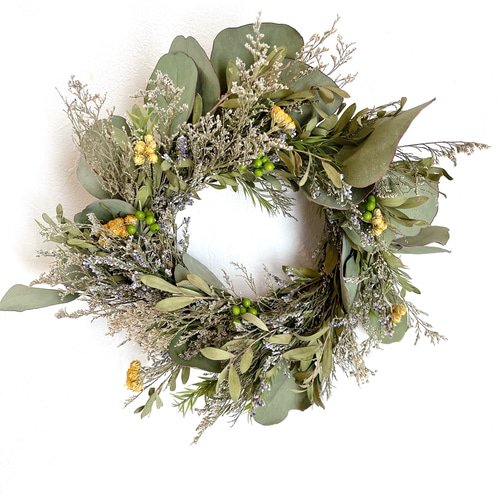 森の中にいるような落ち着いたドライフラワーのナチュラルリース