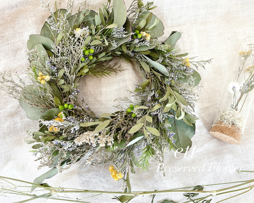 森の中にいるような落ち着いたドライフラワーのナチュラルリース