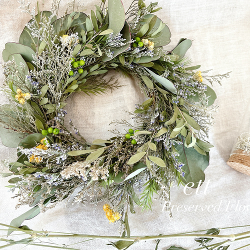 森の中にいるような落ち着いたドライフラワーのナチュラルリース