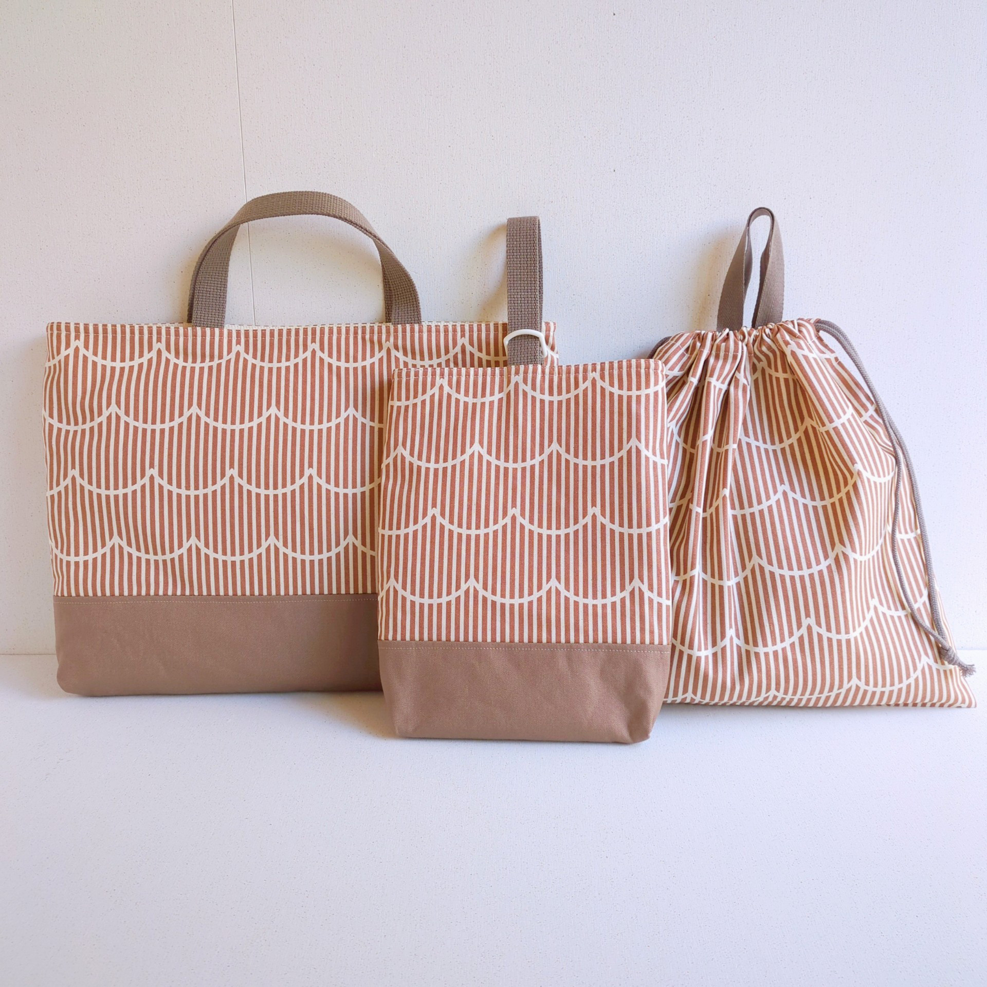 ストライプもくもくのレッスンバッグ　シューズバッグ　きんちゃく35×35　モカブラウン