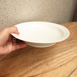 カレー皿 スープ皿 白マット磁器 深め中皿【フラット縁｜20mm幅】具だくさんシチューやコブサラダなどに 1枚目の画像