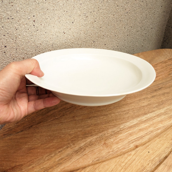 カレー皿 スープ皿 白マット磁器 深め中皿【フラット縁｜20mm幅】具だくさんシチューやコブサラダなどに 1枚目の画像