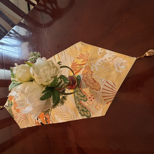 テーブルランナー(正絹丸帯リメイク) 花柄と鳥の刺繍のテーブル