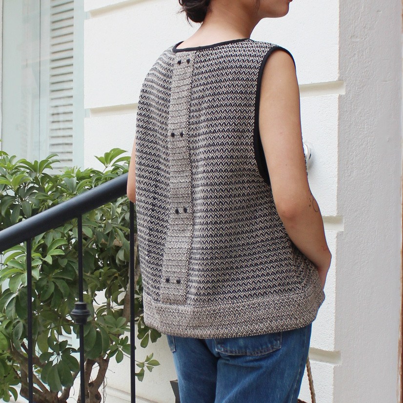 レトロ調ジャガード　バックボタンタンクトップ 8,496円