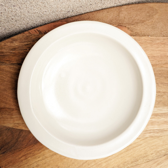 中皿20cm 白マット磁器 【フラット縁｜18mm幅】ソテーやサラダなどに 5枚目の画像