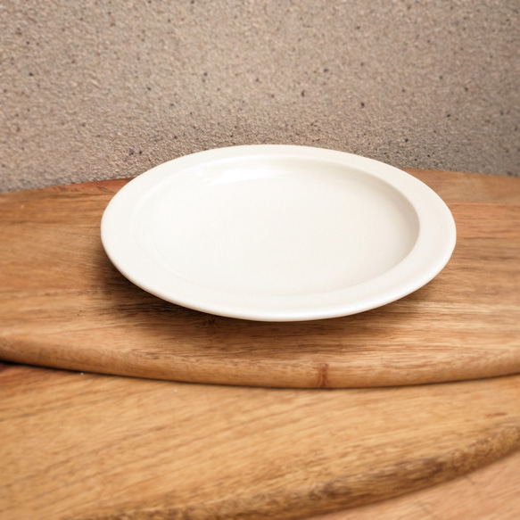 中皿20cm 白マット磁器 【フラット縁｜18mm幅】ソテーやサラダなどに 2枚目の画像
