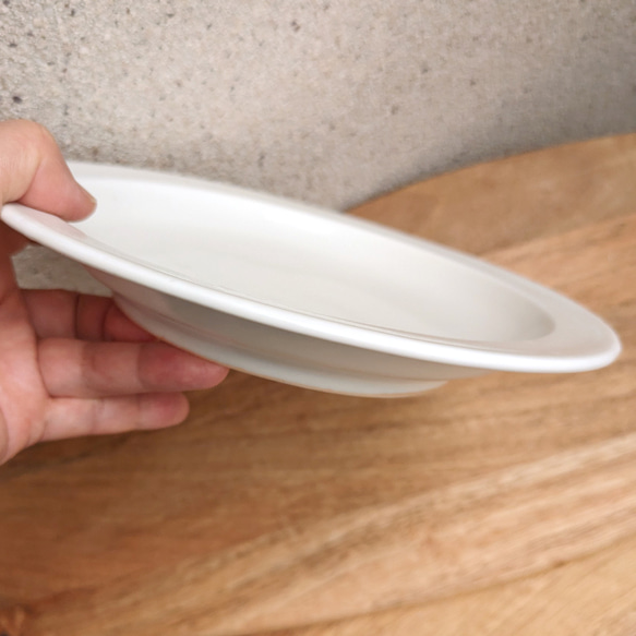 中皿20cm 白マット磁器 【フラット縁｜18mm幅】ソテーやサラダなどに 3枚目の画像