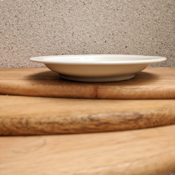 中皿20cm 白マット磁器 【フラット縁｜18mm幅】ソテーやサラダなどに 4枚目の画像