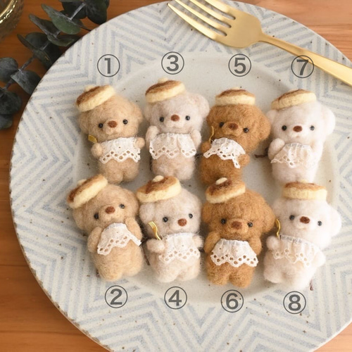 羊毛フェルト パンケーキ風ベレー帽を被った赤ちゃんトイ