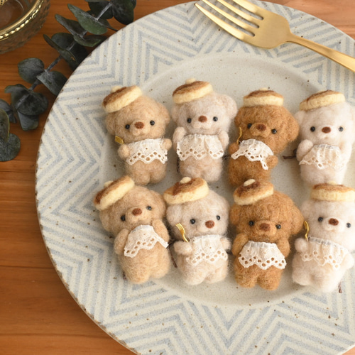 羊毛フェルト パンケーキ風ベレー帽を被った赤ちゃんトイプードル 羊毛