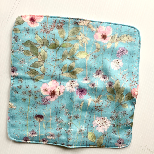 ハンドメイドガーゼハンカチ　リバティ（ドーセットローズ）ピンク×ネイビー ハンドメイドガーゼハンカチ リバティ（ドーセットローズ