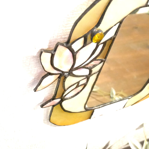 ✴︎:.。蓮の壁掛け鏡♪　ベージュトーン　ステンドグラス ✴︎:.。蓮の壁掛け鏡♪ ベージュトーン ステンドグラス